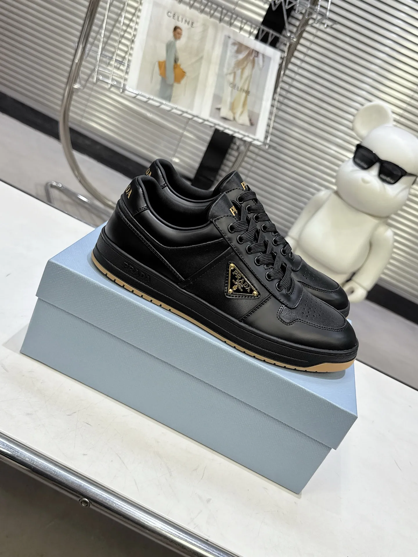👟👟Ex-factory price 580👟👟 Couple style Prada Latest Downtown Bold series Triangle logo Casual sneakers White shoes Original purchase, development and production Downtown Bold sneakers are inspired by the basketball shoes of the 1980s, with a sporty design and exquisite details. Crafted from perforated leather, the statement platform sole provides a unique, modern style. The Prada logo is interpreted from different angles, decorated with the iconic enameled triangular metal logo, highlighting the unique classic style. Exquisite packaging at the delivery counter🛍📦 ▪️Fabric: Original custom imported first-layer cowhide ▪️Lining: Original imported soft sheepskin ▪️Outsole: Original open-molded rubber bottom material ▪️Size: Women's 35-40 Men's 39-45